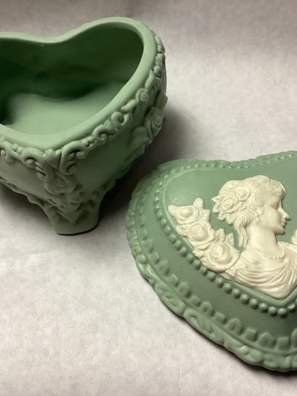 GREEN WEDGEWOOD STYLE TRINKET BOX HEART FIGURAL LADY TOO